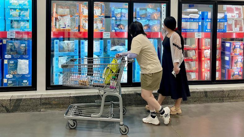 蜜雪冰城的“群众路线”和山姆超市的中产阶级符号